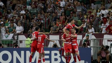 En foto del martes 2 de mayo del 2023, Lucas Beltrán del River Plate celebra con sus compañeros tras anotar ante el Fluminense de Brasil en el grupo D de la Copa Libertadores. (AP Foto/Bruna Prado)