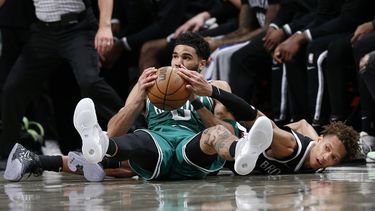 Tatum anota 30; Celtics arrollan en Brooklyn