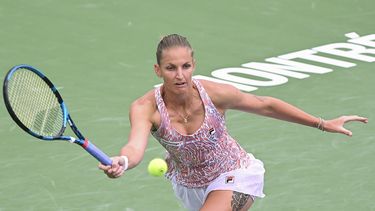 La checa Karolina Pliskova regresa la bola en el encuentro de la primera ronda del Abierto de Montreal ante la china Lin Zhu el lunes 7 de agosto del 2023. (Graham Hughes/The Canadian Press via AP)