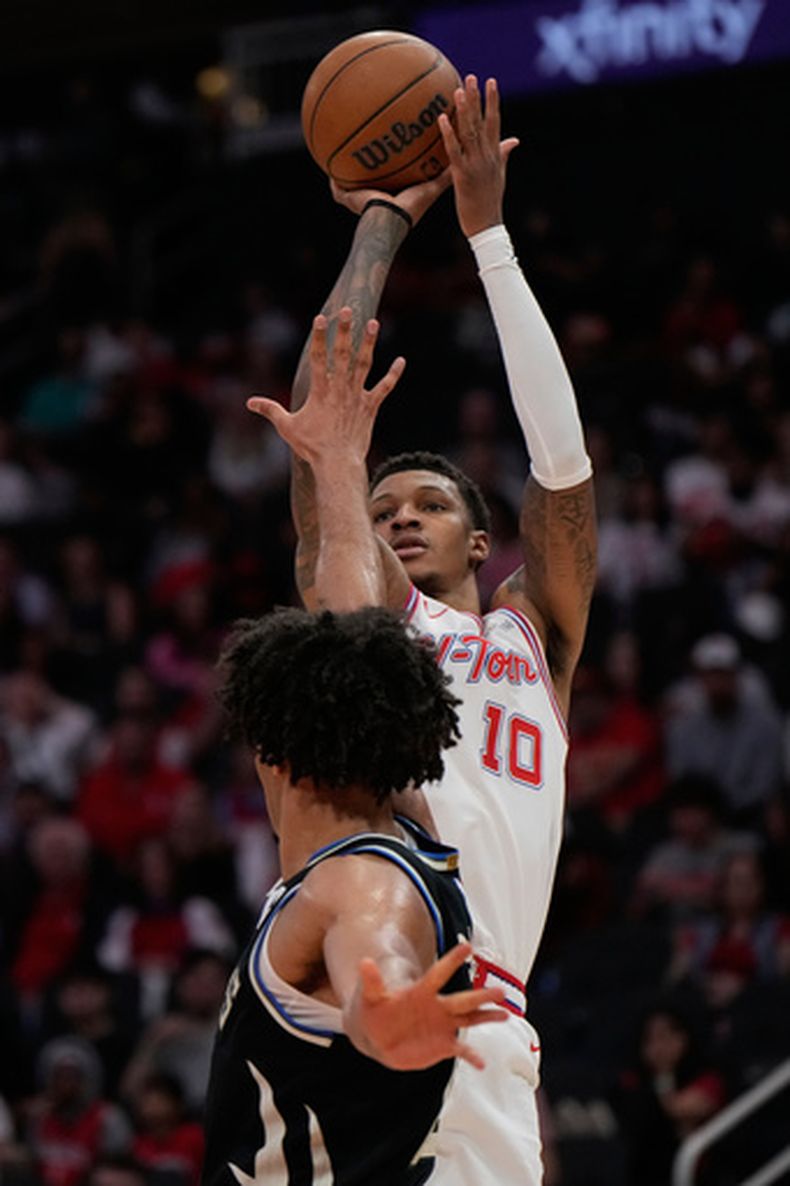 Jabari Smith Jr. (10), de los Rockets de Houston, dispara a la canasta sobre Jericho Sims (00), de los Bucks de Milwaukee, durante la segunda mitad del juego de baloncesto de la NBA del miércoles 1 de abril de 2026, en Houston. (AP Foto/Ashley Landis)