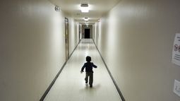 Un niñito de Centroamérica corre por un pasillo en un centro de detención de migrantes en San Diego, California, el 11 de diciembre de 2018. (AP Foto/Gregory Bull, Archivo)