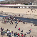 Cientos de migrantes  intentan correr hacia el puerto de entrada de California, Trump amenaza con cerrar toda la frontera