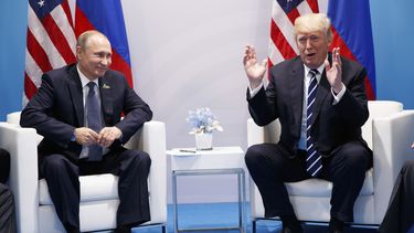 ARCHIVO - El presidente de Estados Unidos, Donald Trump, habla durante una reunión con el presidente de Rusia, Vladímir Putin, en una cumbre del G20, el 7 de julio de 2017, en Hamburgo. (AP Foto/Evan Vucci, archivo)