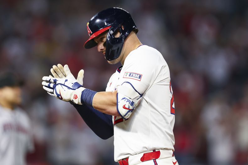 Mike Trout, de los Angelinos de Los Ángeles, festeja luego de batear un sencillo productor ante los Diamondbacks de Arizona, el sábado 12 de julio de 2025 (AP Foto/Jessie Alcheh)
