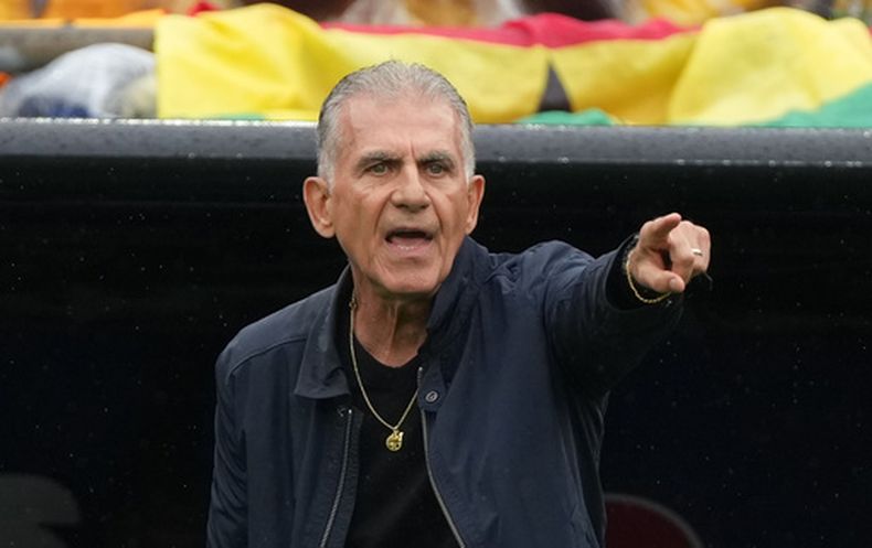 ARCHIVO - Foto del 23 de junio del 2026, el entrenador de Ghana Carlos Queiroz dirije al equipo en el encuentro ante Inglaterra en el Grupo L de la Copa Mundial. (AP Foto/Dave Shopland, Archivo)