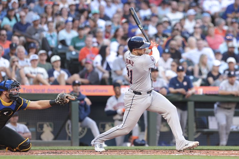 El dominicano Yainer Díaz, de los Astros de Houston, conecta un sencillo de dos carreras en el juego del viernes 19 de julio de 2024, ante los Marineros de Seattle (AP foto/Jason Redmond)