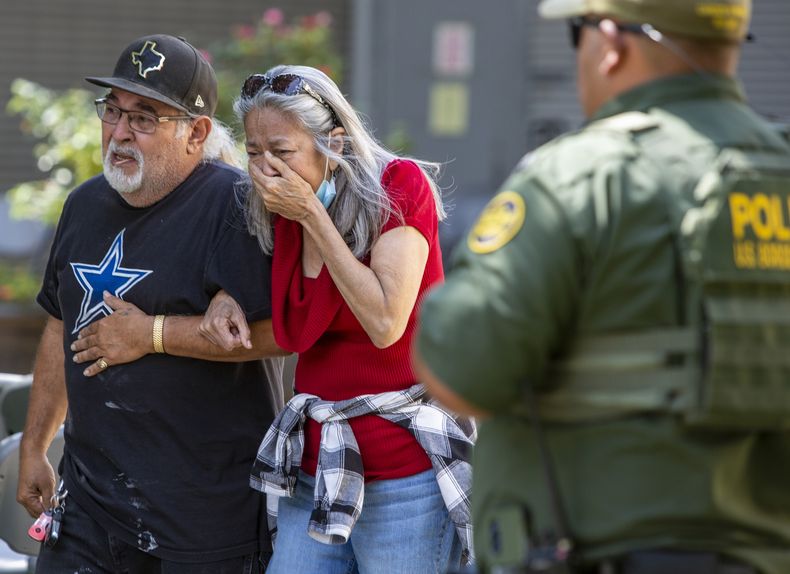ARCHIVO - Una mujer llora mientras sale del Centro Cívico de Uvalde luego de que un tiroteo fuera reportado anteriormente el mismo día en la Escuela Primaria Robb, el martes, 24 de mayo 2022, en Uvalde, Texas. (William Luther/The San Antonio Express-News via AP)