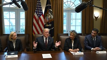 Encuesta AP-NORC: Culpan a Trump de cierre de gobierno