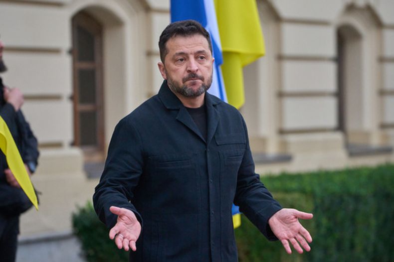 El presidente de Ucrania, Volodymyr Zelenskyy, responde a preguntas de reporteros antes de reunirse con el primer ministro de Finlandia, Petteri Orpo, en Kiev, Ucrania, el 22 de octubre de 2026. (AP Foto/Efrem Lukatsky)