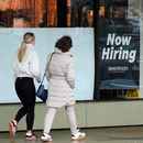 Una tienda solicita personal en Arlington Heights, Illinois, el 2 de abril del 2026. (AP foto/Nam Y. Huh)