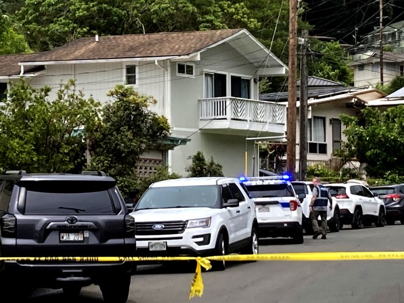 En esta fotografía del 10 de marzo de 2024, la policía de Honolulu investiga los asesinatos de varias personas en una casa en el vecindario Manoa, en Hawai. (Foto Craig T. Kojima/Honolulu Star-Advertiser vía AP, Archivo)