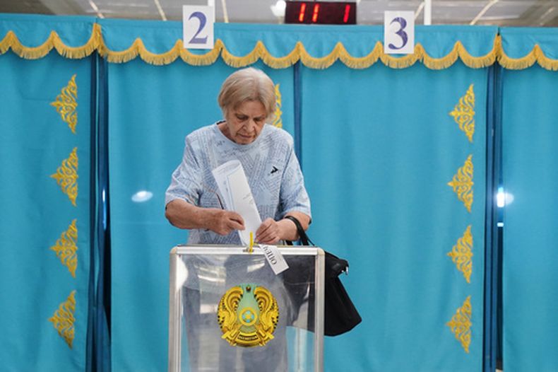 Una mujer vota durante las elecciones parlamentarias, en Almaty, Kazajistán, el domingo 23 de agosto de 2026. (Foto AP/Vladimir Tretyakov)