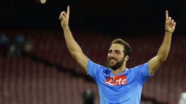 americateve | El jugador del Napoli, Gonzalo Higua&iacute;n, festeja un gol contra Marsella en la Liga de Campeones el mi&eacute;rcoles, 6 de noviembre de 2013, en N&aacute;poles. (AP Photo/Salvatore Laporta)