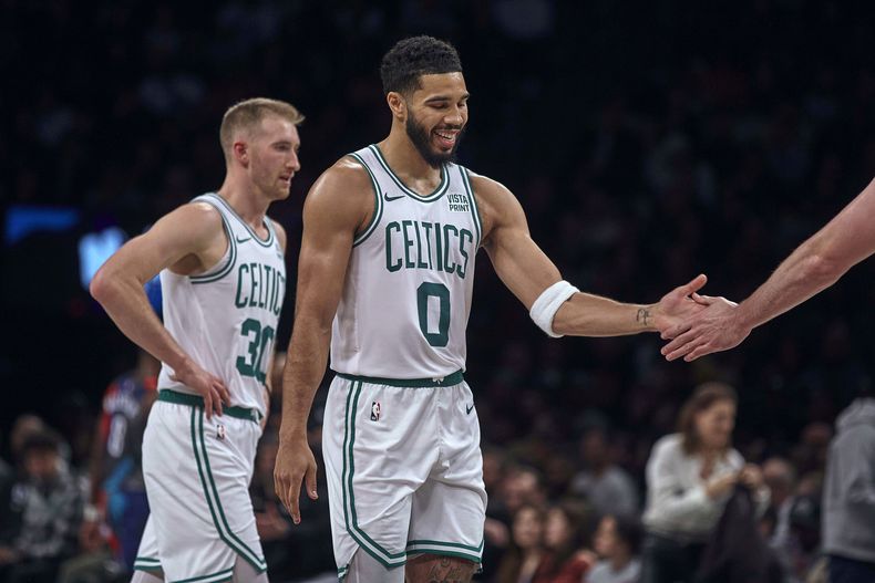 Jayson Tatum (centro), de los Celtics de Boston, festeja la victoria sobre los Nets de Brooklyn, el sábado 4 de noviembre de 2023 (AP Foto/Andres Kudacki)