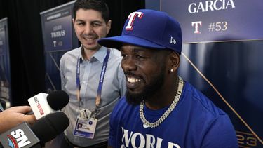 El cubano Adolis García, jardinero derecho de los Rangers de Texas, habla con la prensa el jueves 26 de octubre de 2023 (AP Foto/Tony Gutiérrez)