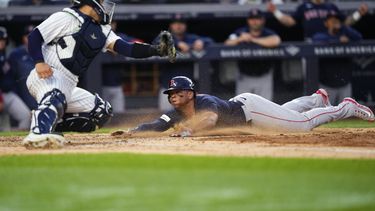 El dominicano Rafael Devers, de los Medias Rojas de Boston, se desliza frente al catcher José Trevino de los Yanquis de Nueva York, en el juego del viernes 9 de junio de 2023 (AP Foto/Frank Franklin II)