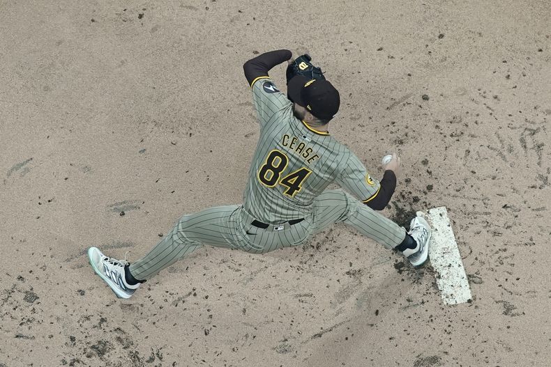 Dylan Cease, pitcher de los Padres de San Diego, hace un lanzamiento en el juego del martes 16 de abril de 2024, ante los Cerveceros de Milwaukee (AP Foto/Morry Gash)