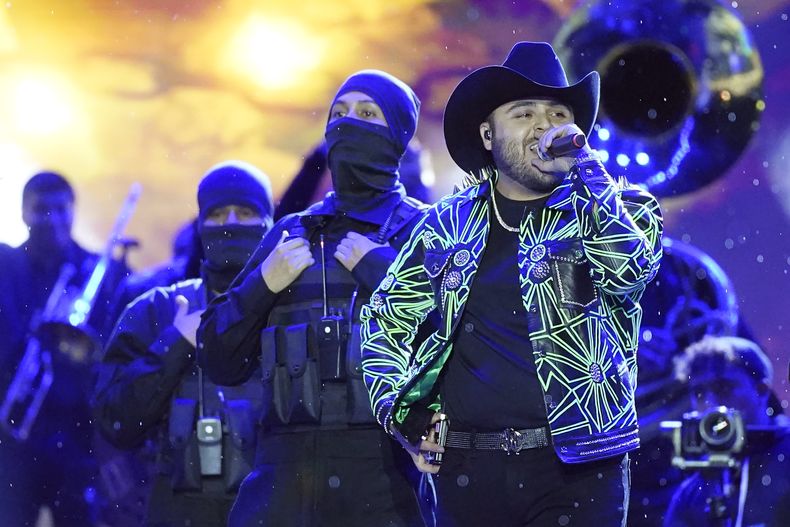 El cantante mexicano Gerardo Ortiz durante su concierto en el festival Arre en la Ciudad de México el domingo 8 de septiembre de 2024. (Foto AP/Felix Marquez)