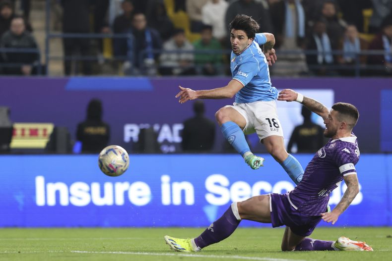 Giovanni Simeone, del Napoli, dispara en la semifinal de la Supercopa de Italia ante Fiorentina, el jueves 18 de enero de 2024, en Riad (AP Foto)