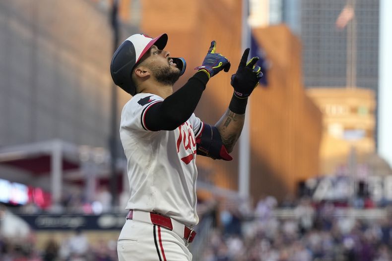 El puertorriqueño Carlos Correa festeja luego de batear un jonrón de dos carreras ante los Atléticos de Oakland, el jueves 13 de junio de 2024 (AP Foto/Abbie Parr)