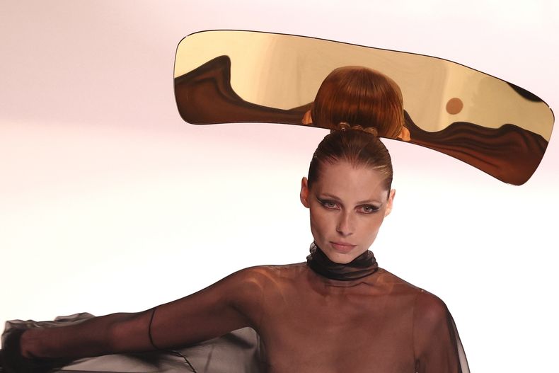 Una modelo luce una creación de la colección de Alta Costura Otoño-Invierno 2025/26 de Stéphane Rolland presentada el martes 8 de julio de 2025 en París. (Foto AP/Tom Nicholson)