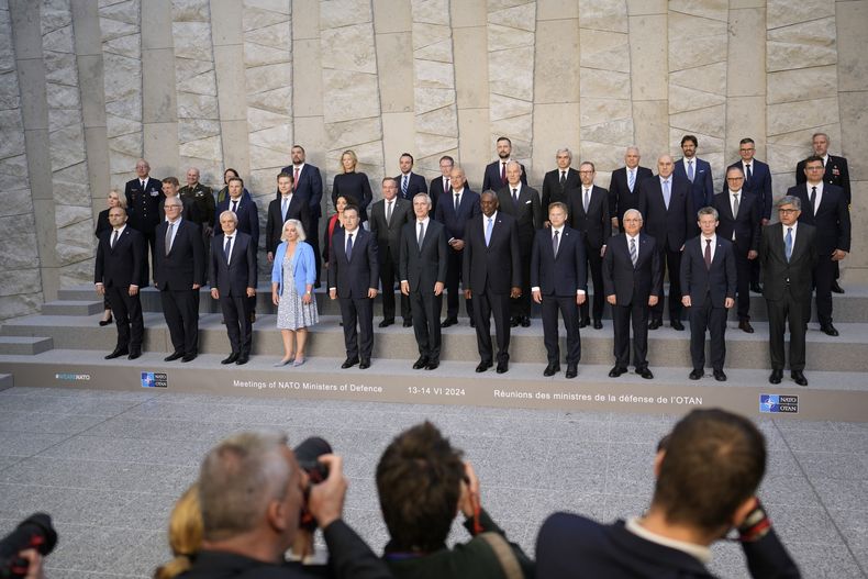 Ministros de Defensa de la OTAN posan para una foto grupal durante una reunión en la sede de la OTAN en Bruselas, el viernes 14 de junio de 2024. (AP Foto/Virginia Mayo)