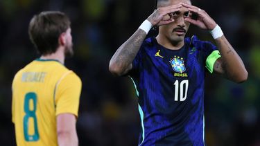 Raphinha de Brasil celebra tras anotar un penal ante Australia en partido amistoso el martes 29 de septiembre del 2026. (AP Foto/Tertius Pickard)
