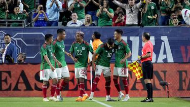 Los jugadores de México celebran el gol de Uriel Antuna (7) en el amistoso contra Estados Unidos, el miércoles 19 de abril de 2023, en Glendale, Arizona. (AP Foto/Matt York)