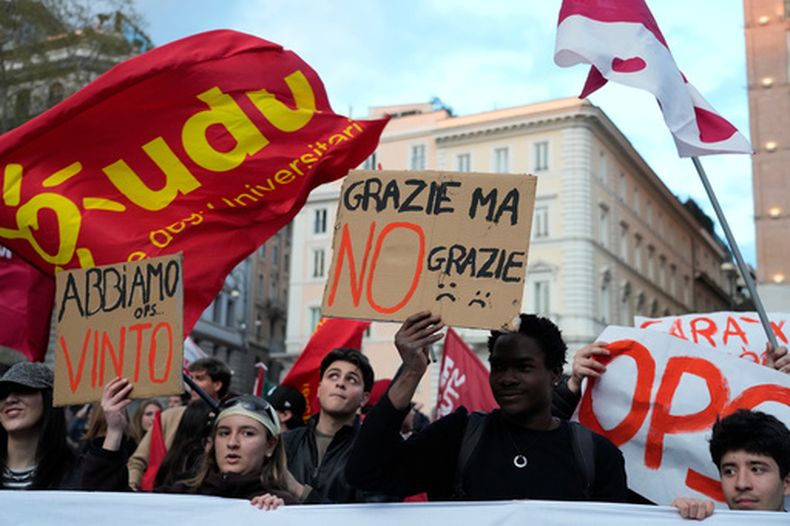Los partidarios del No celebran el resultado de un referéndum constitucional que cancelará una reforma judicial aprobada por el Parlamento, en Roma, el lunes 23 de marzo de 2026. El cartel dice No, gracias. (Foto AP/Gregorio Borgia)