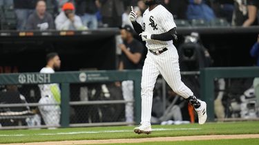 El cubano Luis Robert Jr., de los Medias Blancas de Chicago, festeja luego de conectar un jonrón ante los Astros de Houston, el sábado 13 de mayo de 2023 (AP Foto/Erin Hooley)