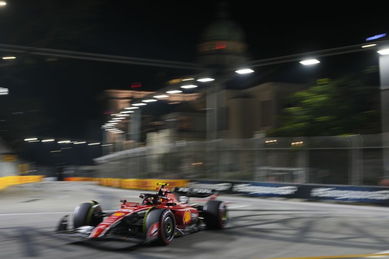 El piloto de Ferrari Carlos Sainz Jr. conduce su vehículo en la segunda sesión de prácticas del viernes antes del Gran Premio de Singapur de la Fórmula Uno en el Marina Bay Street Circuit, Singapore el viernes 15 de septiembre del 2023. (AP Foto/Vincent Thian)