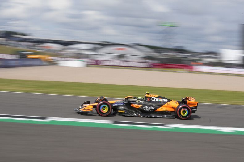 El británico Lando Norris, de McLaren, se desplaza en la segunda sesión de prácica del Gran Premio del Reino Unido en el circuito de Silverstone, en Silverstone, Inglaterra, el viernes 5 de julio de 2024. El Gran Premio de Gran Bretaña se correrá el domingo. (AP Foto/Luca Bruno)