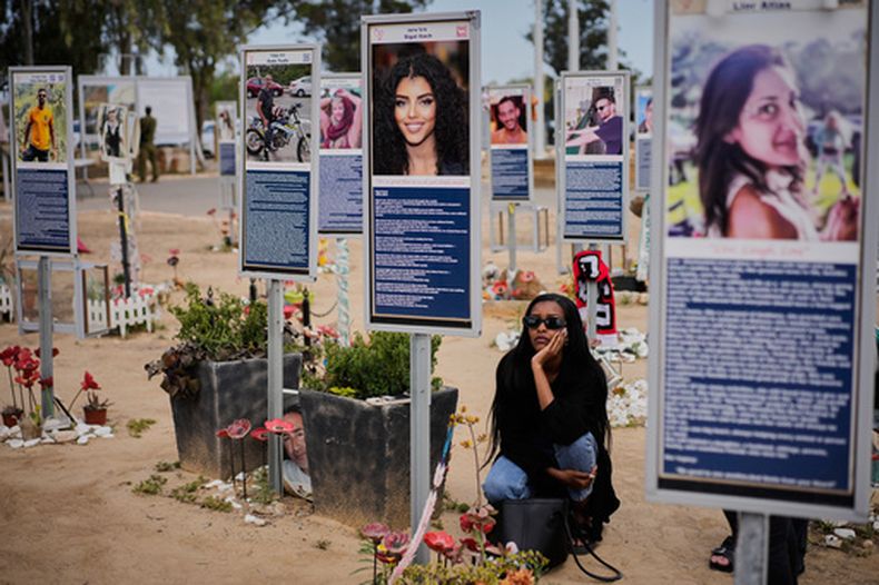 Varias personas visitan el lugar donde se celebró el festival Nova de música, en el que cientos de asistentes fueron asesinados y secuestrados en el ataque a manos de Hamás del 7 de octubre de 2023, mientras Israel conmemora el Día del Recuerdo anual, cerca del kibutz Reim, el martes 21 de abril de 2026, en el sur de Israel. (AP Foto/Ohad Zwigenberg)