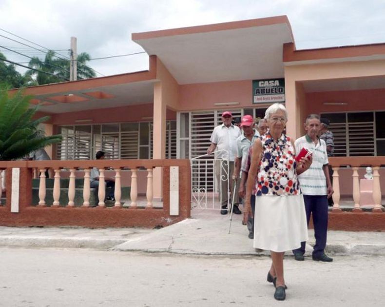 casa abuelo ancianos cuba.jpg