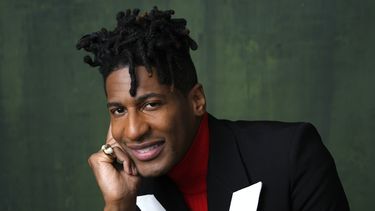 ARCHIVO - Jon Batiste posa para un retrato durante el almuerzo de nominados al Oscar de la 96a edición de los Premios de la Academia el lunes 12 de febrero de 2024 en el Hotel Beverly Hilton en Beverly Hills, California. Batiste actuará en el Montreux Jazz Festival Miami y los Oscar. (Foto AP/Chris Pizzello, archivo)