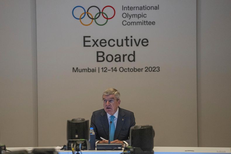 El presidente del Comité Olímpico Internacional Thomas Bach habla en el primer día de la reunión del comité ejecutivo en Mumbai, India el jueves 12 de octubre del 2023. (AP Foto/Rafiq Maqbool)