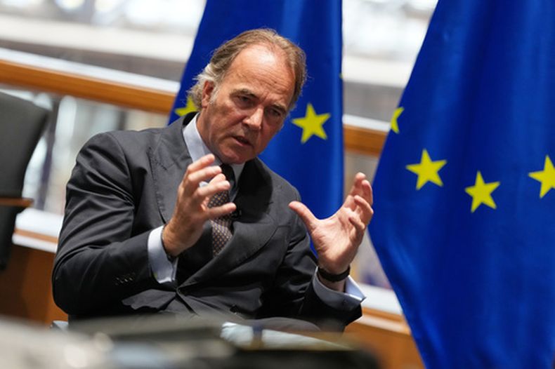 El coordinador antiterrorista de la Unión Europea Bartjan Wegter habla durante una entrevista con The Associated Press en Bruselas, el jueves 3 de septiembre 2026. (AP Foto/Virginia Mayo)