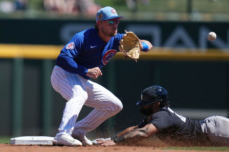 Jasson Domínguez de los Yankees de Nueva York se roba la segunda base mientras el segunda base de los Cachorros de Chicago Nico Hoerner realiza una atrapa en el encuentro de los entrenamientos de primavera el martes 24 de marzo del 2026. (AP Foto/Ross D. Franklin)