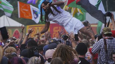 Bob Vylan salta hacia el público durante una actuación en el escenario West Holts, durante el Festival de Glastonbury en Worthy Farm, Somerset. Inglaterra, el sábado 28 de junio de 2025. (Ben Birchall/PA via AP)