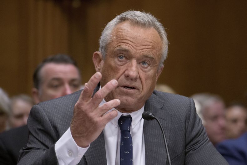 ARCHIVO - Robert F. Kennedy, Jr., nominado por el presidente Donald Trump para fungir como secretario de Salud, testifica durante una audiencia en el Senado, en Washington, el 30 de enero de 2025. (AP Foto/Rod Lamkey, Jr., archivo)