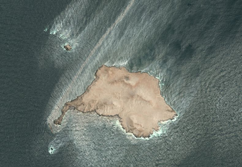 Esta imagen satelital, tomada el miércoles 5 de agosto de 2026, muestra al petrolero Caroline Bezengi encallado y parcialmente sumergido frente a la costa de Omán, vertiendo crudo al mar. (Pléiades © CNES 2026, distribución de Airbus DS vía AP)