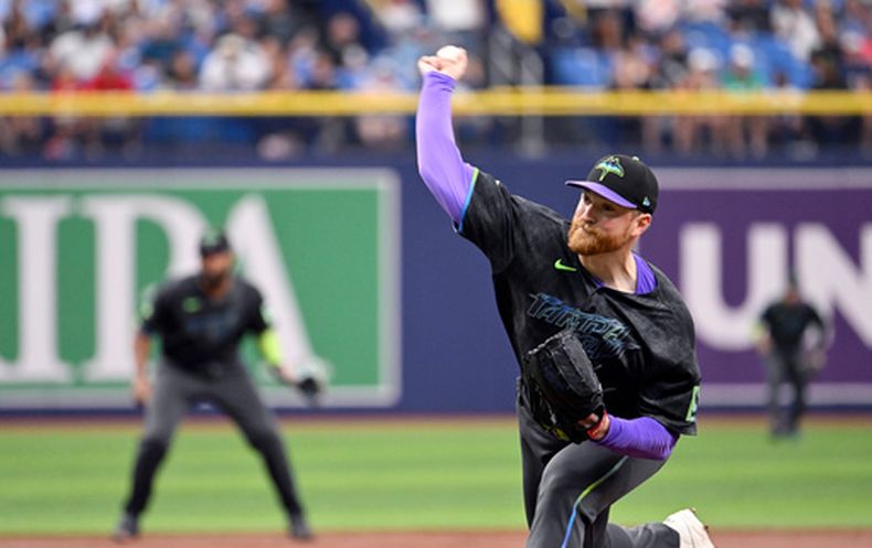 El lanzador de los Rays de Tampa Bay, Drew Rasmussen, lanza durante la segunda entrada de un partido de béisbol contra los Medias Blancas de Chicago, el sábado 1 de agosto de 2026, en San Petersburgo, Florida. (Foto AP/Jason Behnken)