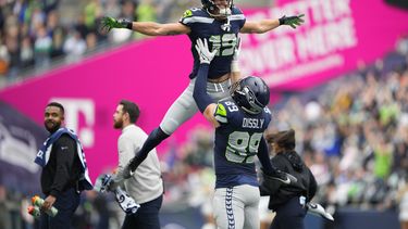 Jake Bobo (19), receptor de los Seahawks de Seattle, celebra su recepción de anotación en contra de los Cardinals de Arizona, con su compañero, el tight end Will Dissly (89) después de que la revisión de la repetición la hiciera válida, durante la primera mitad del juego de la NFL, el domingo 22 de octubre de 2023, en Seattle. (AP Foto/Lindsey Wasson)