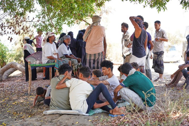 Yemeníes desplazados de la ciudad de Al Khawkhah, 400 kilómetros (249 millas) al suroeste de Saná esperan a entrar en un refugio temporal en Adén, Yemen, el domingo 13 de septiembre de 2026. (AP Foto/Abdulnasser Alseddik)