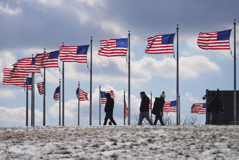 Las banderas estadounidenses alrededor del Monumento a Washington ondean a toda asta durante la 60ª Inauguración Presidencial, el lunes 20 de enero de 2025, en Washington. (AP foto/Julio Cortez)