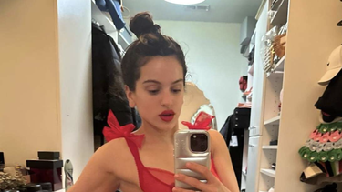 la sexy foto de rosalia con lenceria roja por san valentin