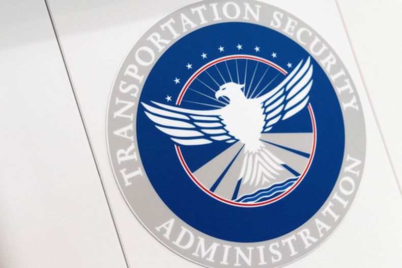 Un cartel de la Administración de Seguridad en el Transporte en un control de seguridad del aeropuerto internacional Thurgood Marshall de Baltimore-Washington, el 26 de abril de 2023, en Glen Burnie, Maryland. (Foto AP/Julia Nikhinson, Archivo)