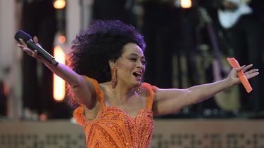 Diana Ross se presenta en Live From Detroit: The Concert at Michigan Central el jueves 6 de junio de 2024, en Detroit. (Foto AP/Carlos Osorio)