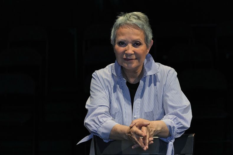 La actriz, maestra de actuación y directora mexicana Adriana Barraza posa en su estudio de actuación el martes 25 de abril de 2023 en Miami. (Foto AP/Wilfredo Lee)