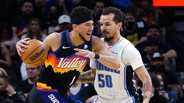 Booker lleva a líderes Suns a victoria sobre Magic